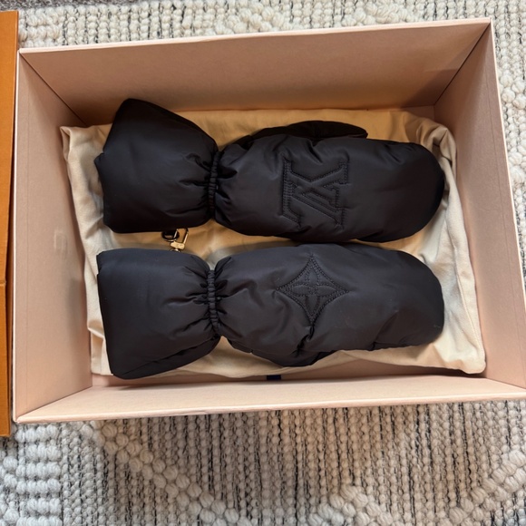 NEW RARE Louis Vuitton Black and Brown Classic Monogram Winter Gloves Mittens - Picture 2 of 11